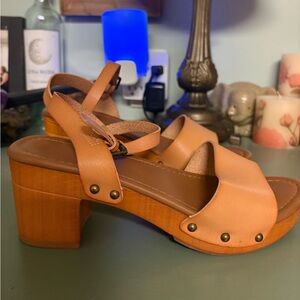 Muted mustard yellow cushionaire chunky sandal